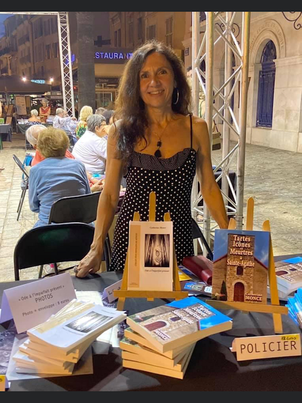 Catherine Monce dans un salon du livre